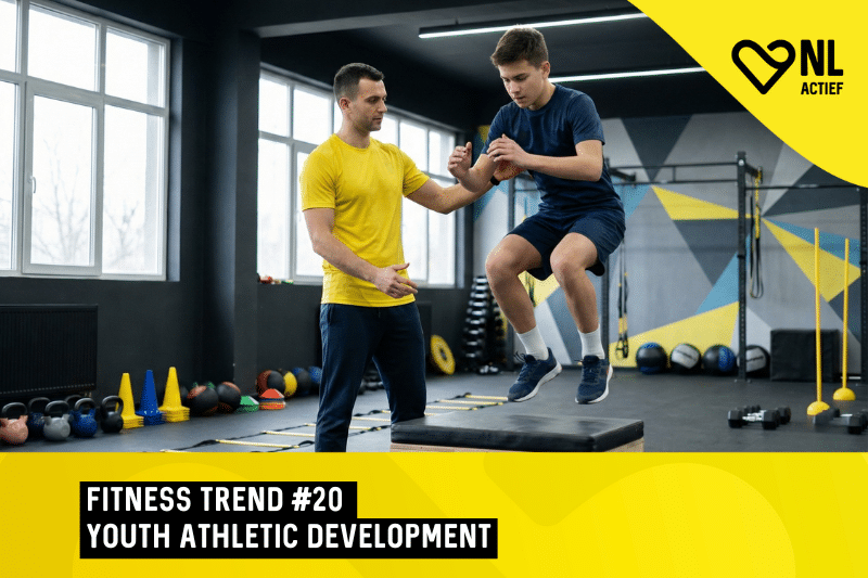 Fitness trend 20 Youth Athletic Development voor 2026 trainer die een kind coacht in de fitness
